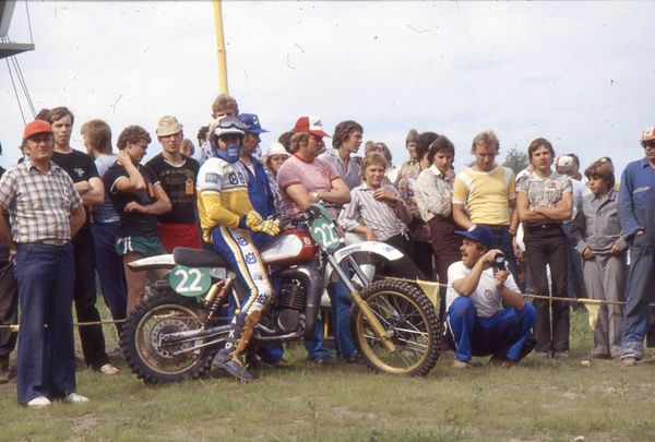 Simo Taimi, Maukka Penttilä ja Eppu Mäkelä fanien keskellä 1981